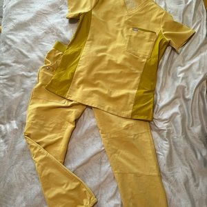 Figs Light Gold scrub set M